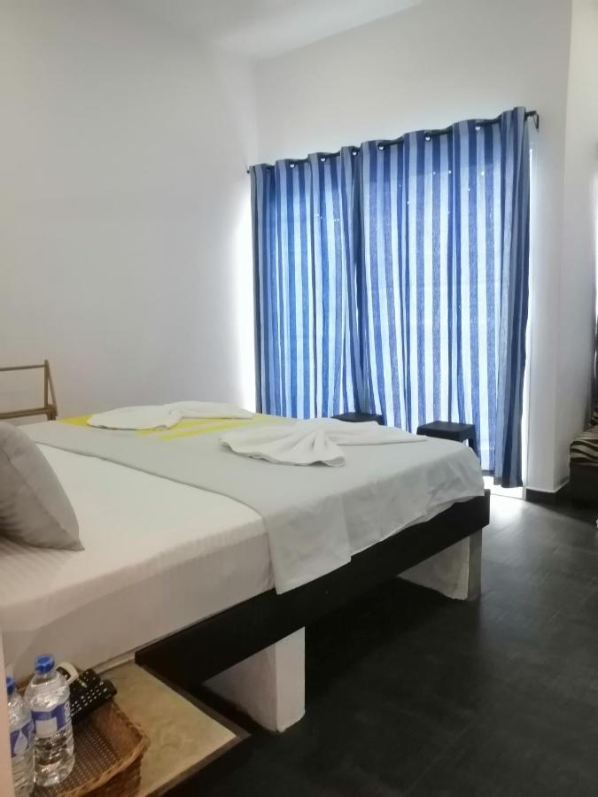 Le Petit Hotel & Restaurant Негомбо Екстериор снимка