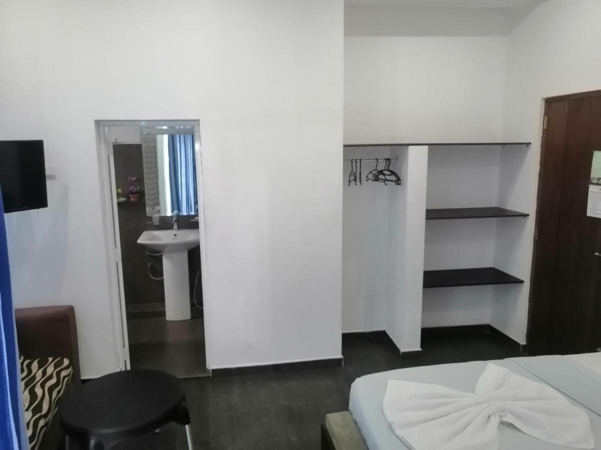Le Petit Hotel & Restaurant Негомбо Екстериор снимка