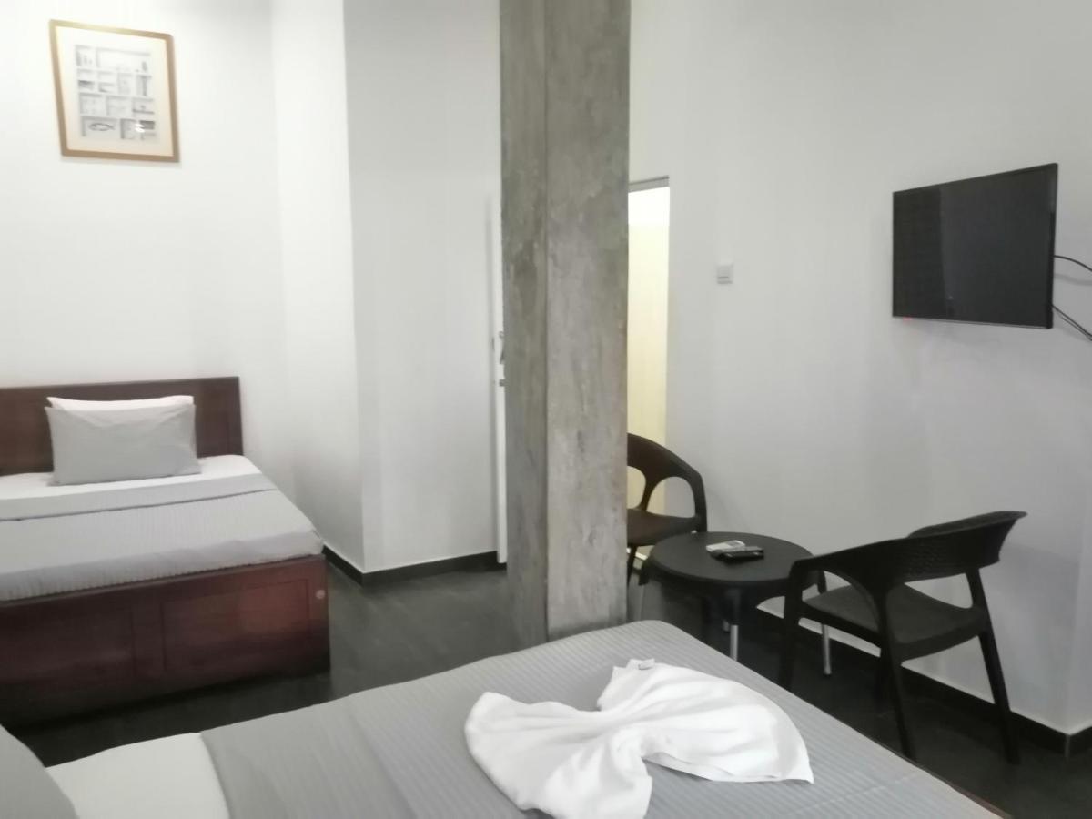 Le Petit Hotel & Restaurant Негомбо Екстериор снимка