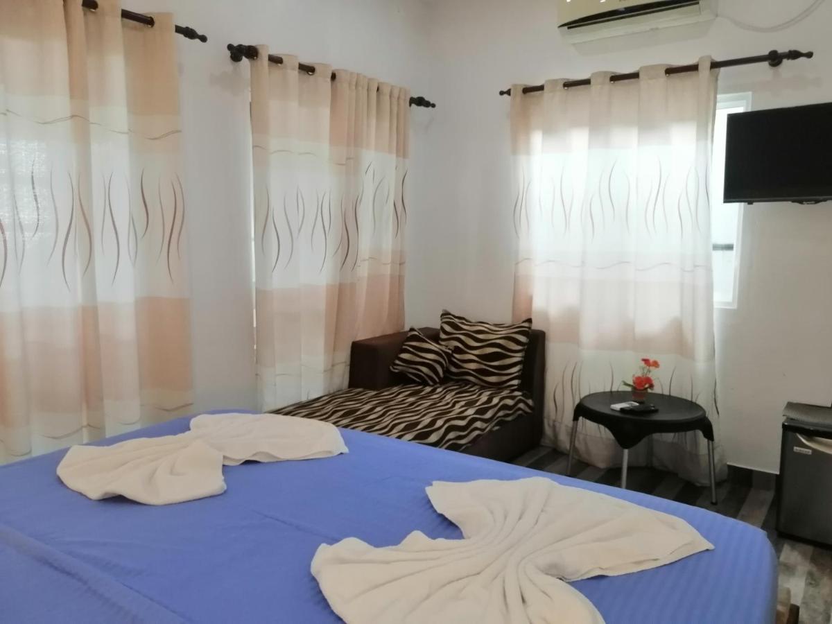 Le Petit Hotel & Restaurant Негомбо Екстериор снимка