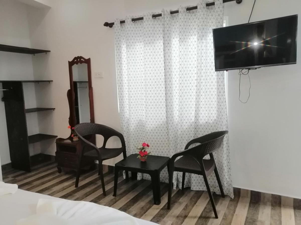 Le Petit Hotel & Restaurant Негомбо Екстериор снимка