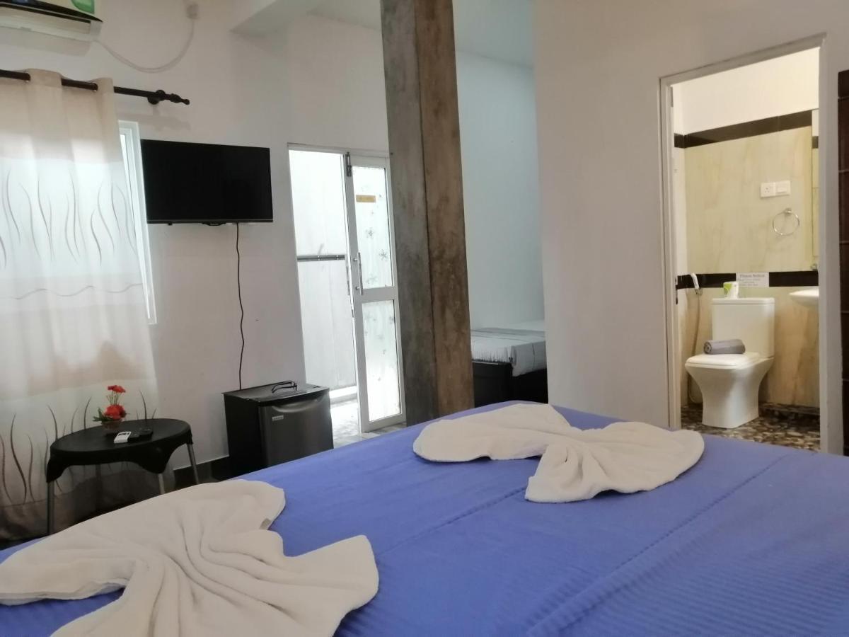 Le Petit Hotel & Restaurant Негомбо Екстериор снимка