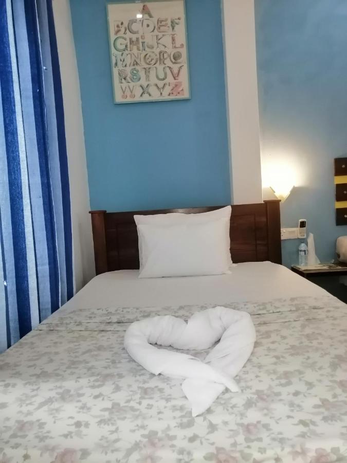 Le Petit Hotel & Restaurant Негомбо Екстериор снимка