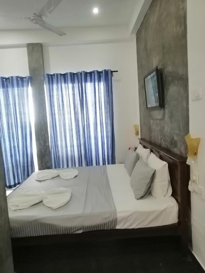 Le Petit Hotel & Restaurant Негомбо Екстериор снимка