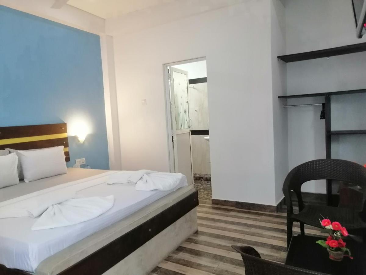 Le Petit Hotel & Restaurant Негомбо Екстериор снимка