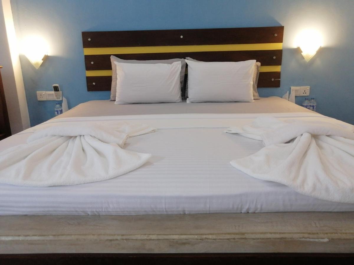 Le Petit Hotel & Restaurant Негомбо Екстериор снимка