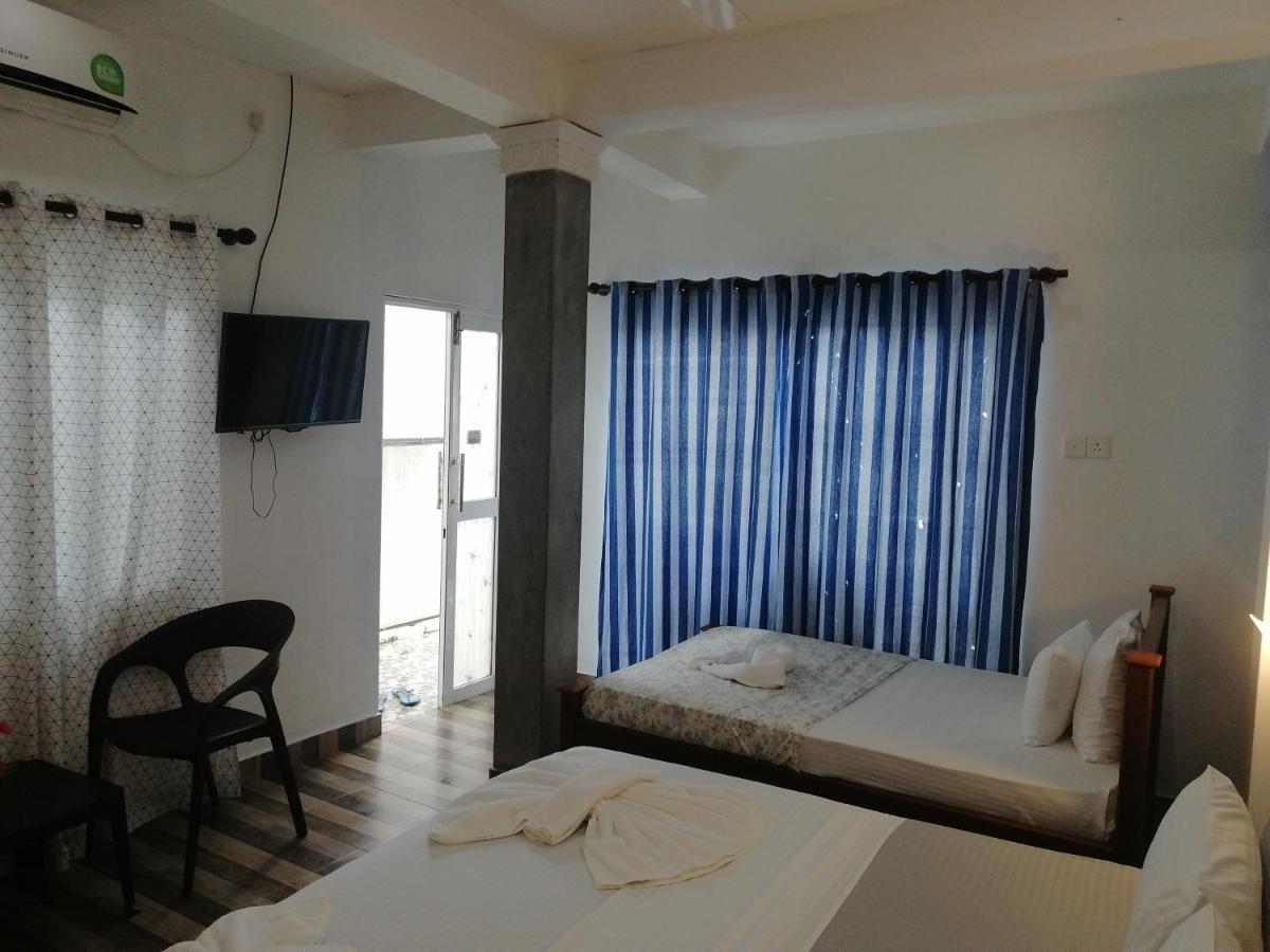 Le Petit Hotel & Restaurant Негомбо Екстериор снимка