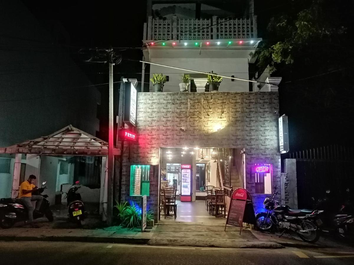 Le Petit Hotel & Restaurant Негомбо Екстериор снимка