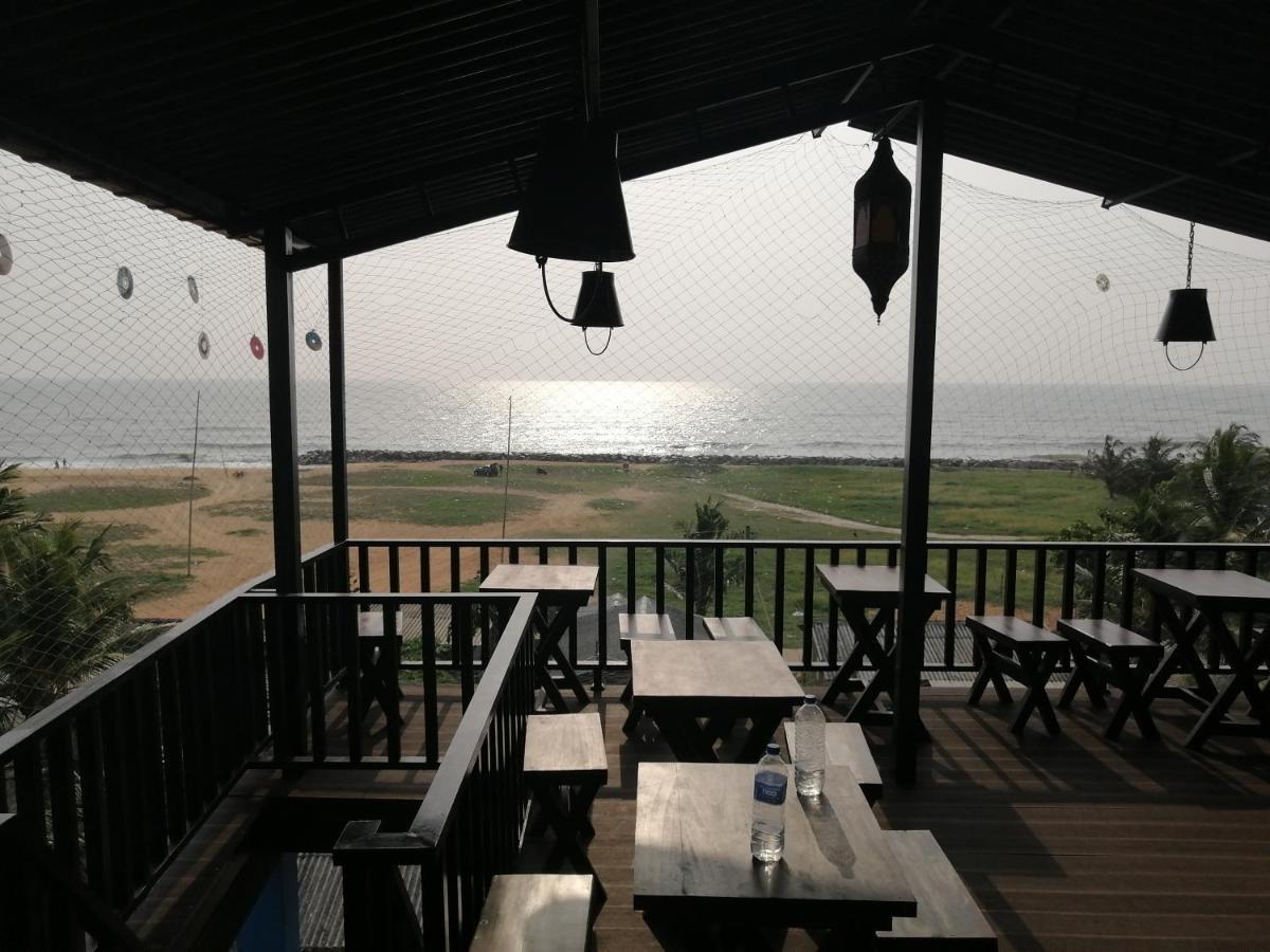 Le Petit Hotel & Restaurant Негомбо Екстериор снимка