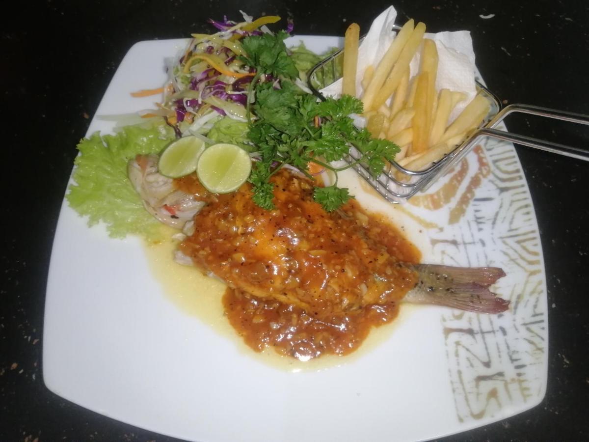 Le Petit Hotel & Restaurant Негомбо Екстериор снимка